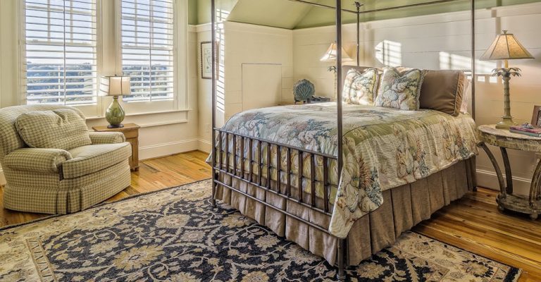 bedroom-oriental-antique-rug bedroom-oriental-antique-rug